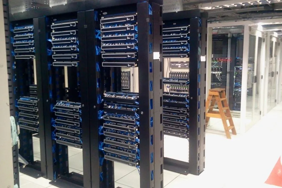 Baies de serveurs informatiques