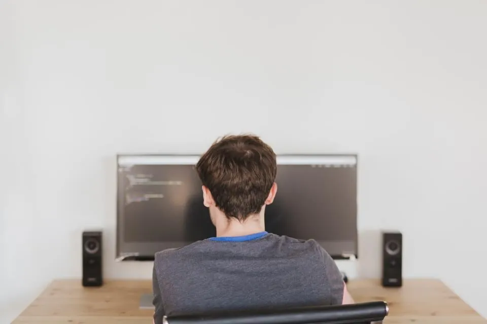 Développeur au travail